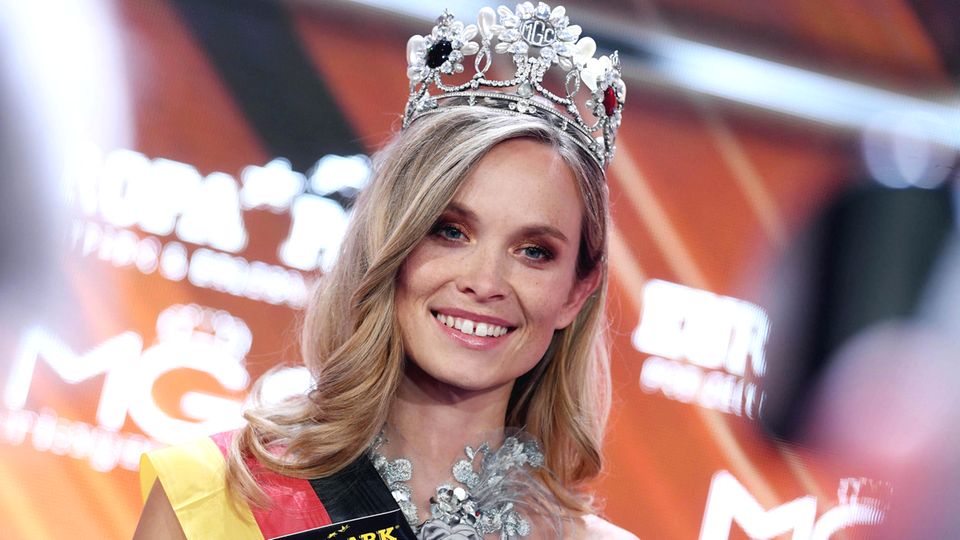 Miss Baden-Württemberg, Nadine Berneis aus Stuttgart, nach ihrer Kürung zur "Miss Germany 2019" im Europa-Park Rust