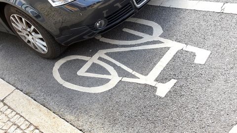 : Ein Autofahrer hat sein Fahrzeug im Bezirk Mitte auf einem Fahrradweg abgestellt.