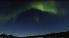 Kartendienst: Kalte Schönheit In der kalten Winternacht bietet der Polarkreis ein wunderschönes Schauspiel. An den Spuren im Schnee lässt sich gut erkennen, welche Arbeit man sich beim Betrachten der Nordlichter gespart hat.