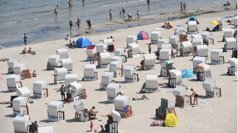 Badegäste vor der Seebrücke in Sellin auf Rügen