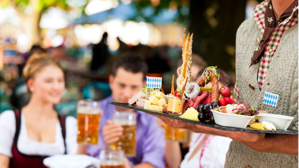 Für das Oktoberfest gibt es blau-weiße Deko