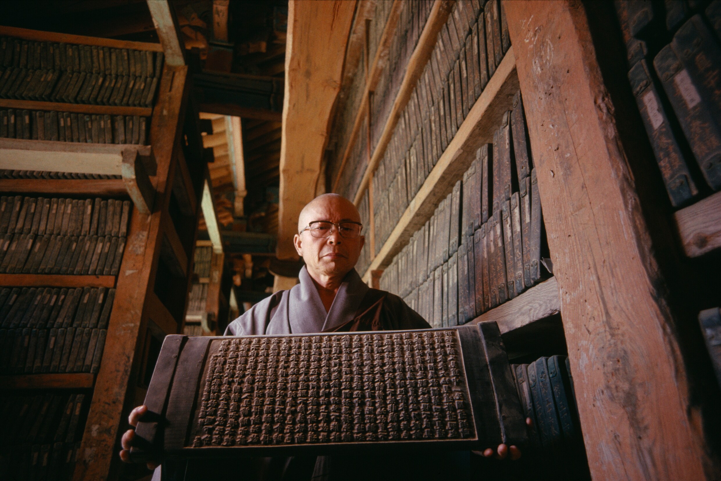 Een deel van de Tripitaka Koreana, de oudste en meest complete van de boeddhistische canons. De teksten zijn uitgesneden in blokken van berkenhout.