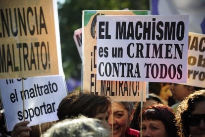 Varias pancartas contra la violencia machista en la manifestación de Madrid.-CURTO DE LA TORRE / AFP