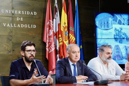 El rector de la UVA, Antonio Largo, y José Antonio Manrique y Guillermo López, los investigadores del Grupo Erica.