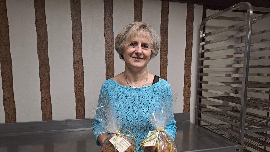 Nadine Vives produit les tourtes dans son atelier sur la ferme.