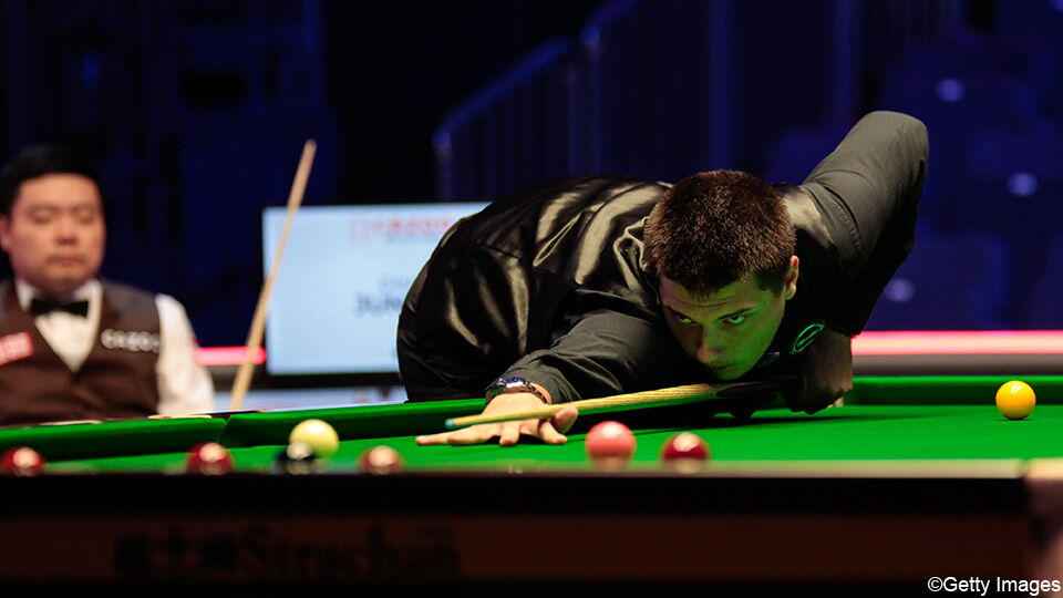 Julien Leclercq vol concentratie aan de snookertafel.