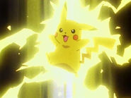 Pikachu de Ash usando impactrueno.