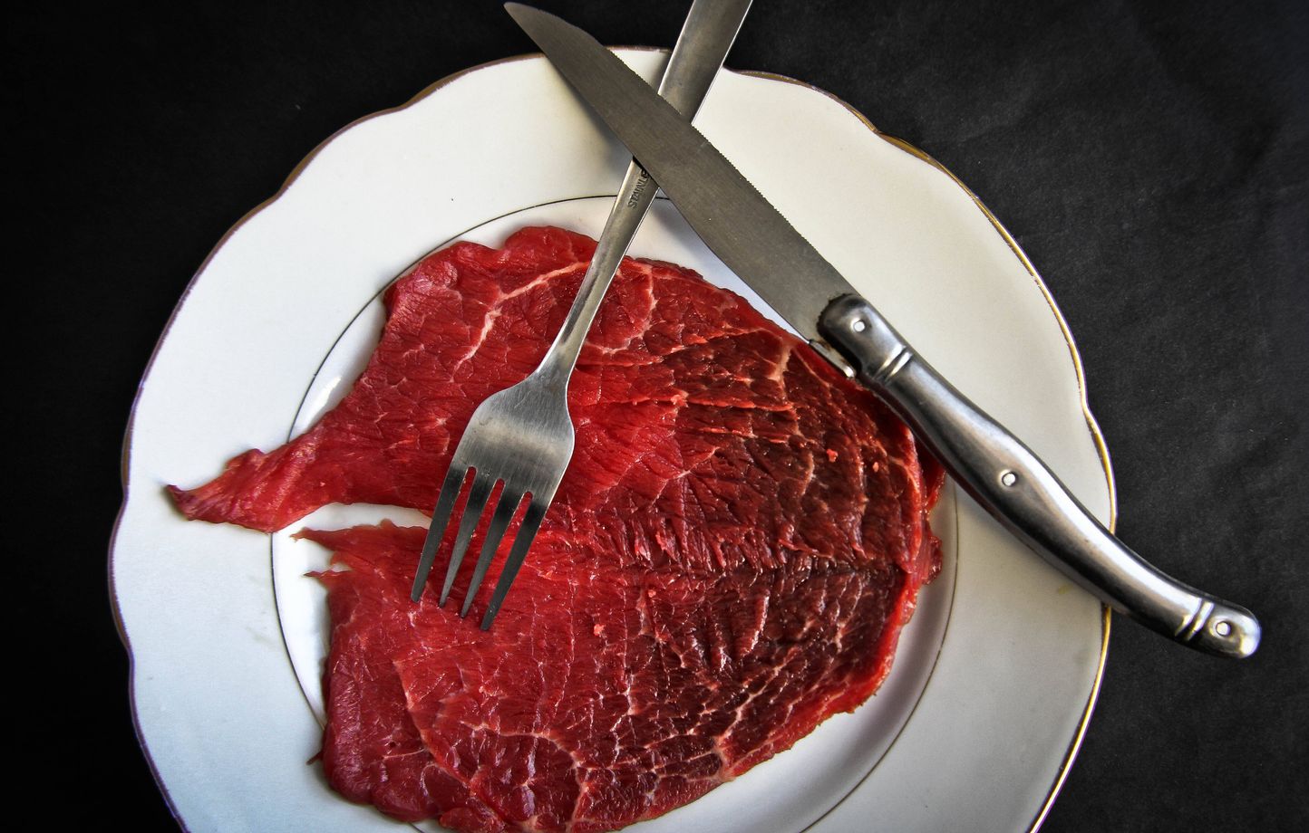 Des influenceurs vantent un régime carnivore pour perdre du poids sous le hashtag #carnivorediet.