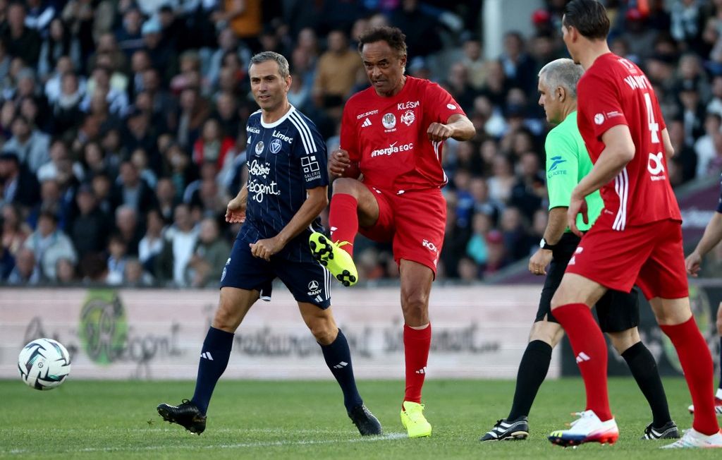 Le chanteur français jouant pour l'équipe de football du Variété Club Yannick Noah (au centre) lors du match d'exhibition célébrant le centenaire du stade Chaban-Delmas à Bordeaux.