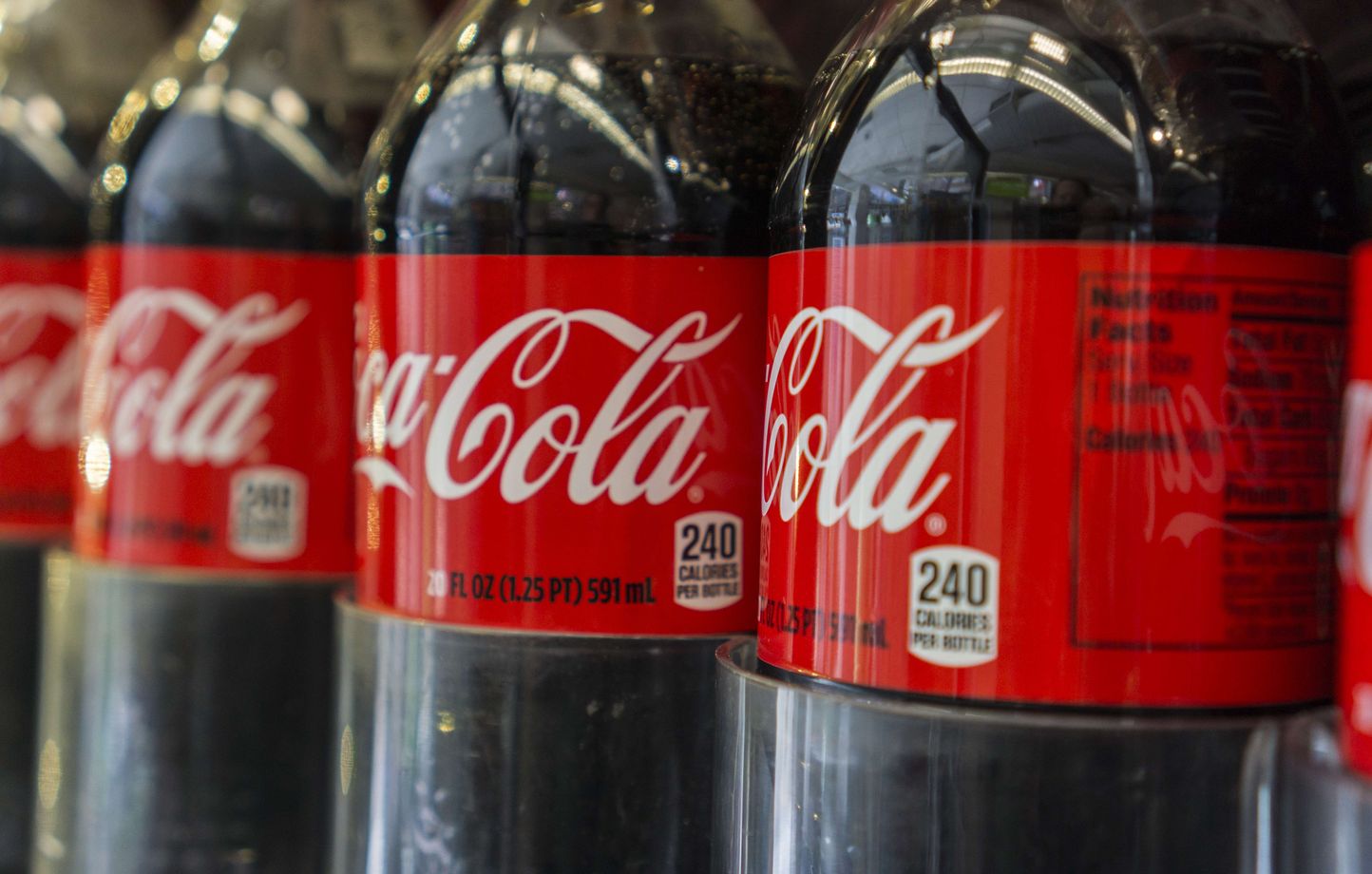 Selon la FNE, Coca-Cola a également prévu de servir des boissons dans des verres consignés afin que les consommateurs n'aient jamais entre les mains les bouteilles en plastique.