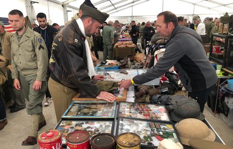 « Un vrai business »… Dans les bourses militaria, les prix s’affolent