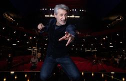 Avec « Vieux », de Caunes lance un magazine pour « assumer son âge »