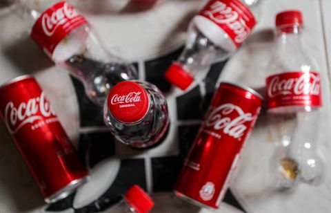 Six sortes de plastiques retrouvées dans du Coca-Cola et du Schweppes