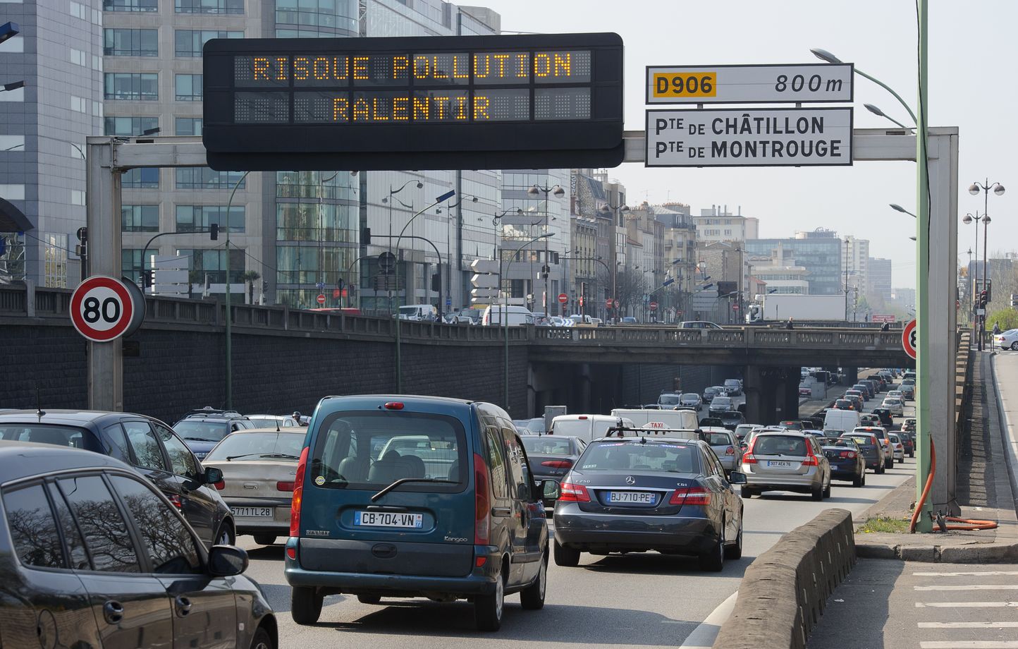 Jour d'embouteillage sur le boulevard périphérique de Paris. (Illustration)