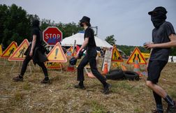 Malgré l’interdiction, des milliers de manifestants défilent contre l'A69