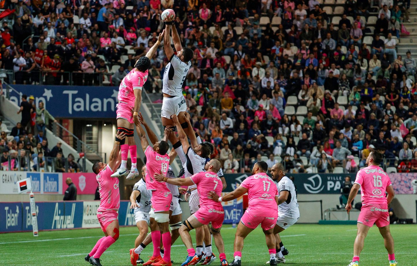 Matthias Halagahu,Toulon, attrape le ballon lors du match de rugby entre le Stade Français et le Rugby Club Toulonnais (Toulon) au stade Jean-Bouin à Paris, le 8 juin 2024.