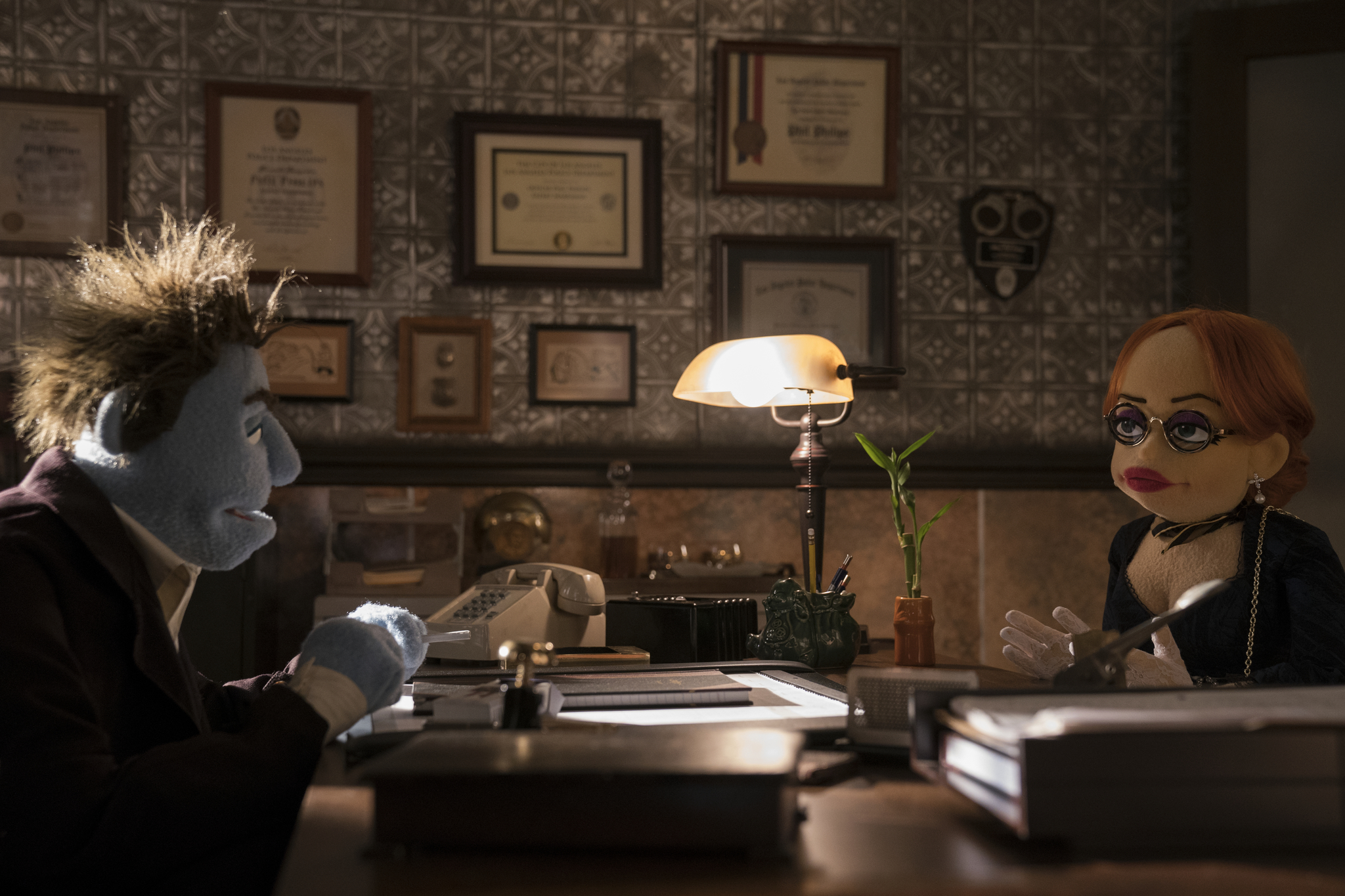 Bill Barretta and Dorien Davies in The Happytime Murders (2018)