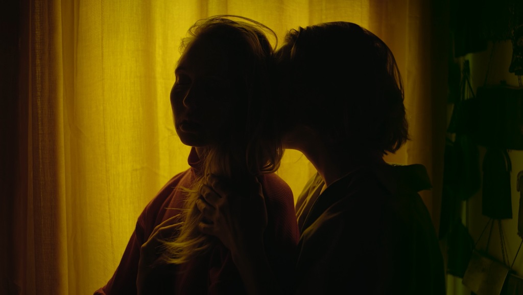 Justyna Wasilewska and Jasmina Polak in The Cracks (2021)