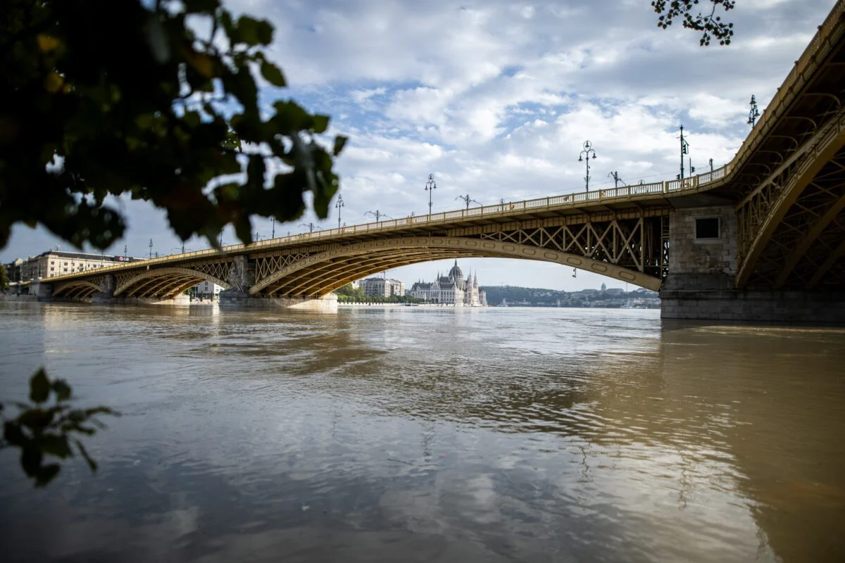 Budapesta, sub ape. Ungaria ridică porți de fier pentru a proteja instituțiile cheie