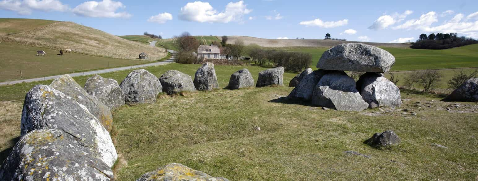 Stendyssen Poskær Stenhus i Nationalpark Mols Bjerge er opført i tragtbægerkulturen, ca. 3300 f.v.t. Stendyssen er Danmarks største runddysse. Foto fra 2010