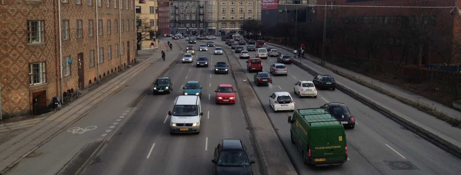 Morgentrafik på Åboulevarden i København. Benzin- og dieselbiler er en betydelig kilde til udledning af drivhusgasser