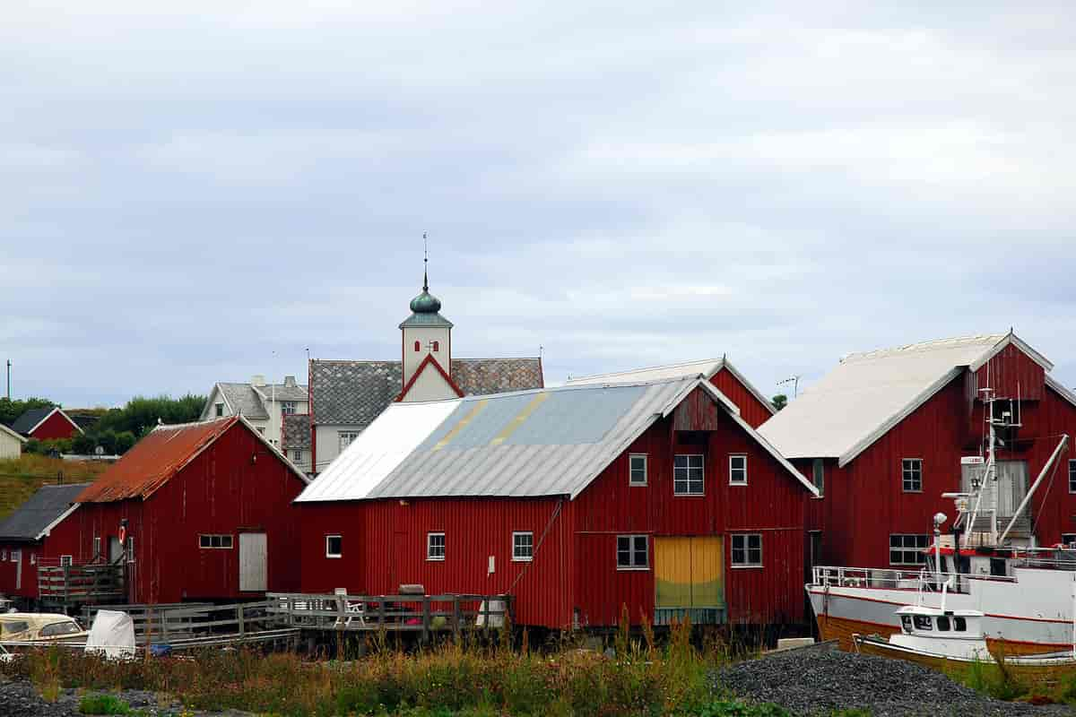 Fra Havna i Bud med Bud kirke i bakgrunnen