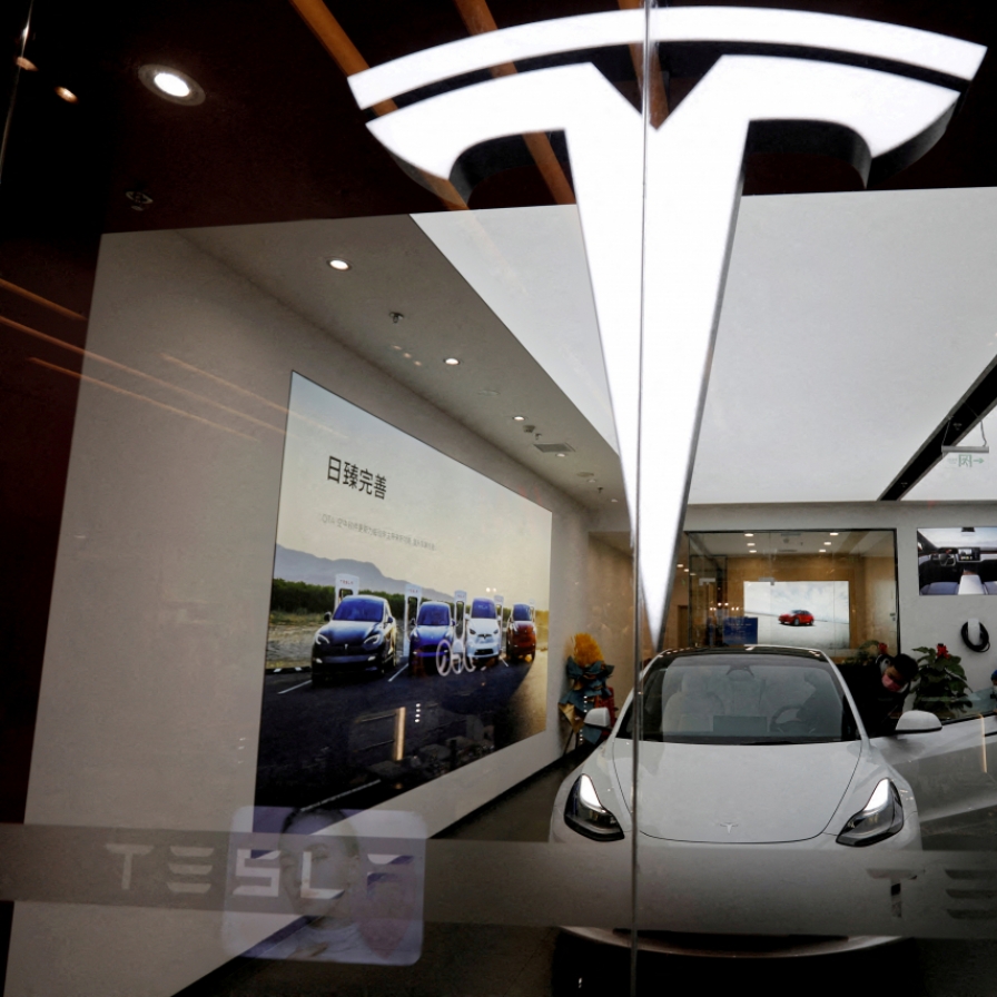 US probes whether Tesla Autopilot recall did enough to make sure drivers pay attention