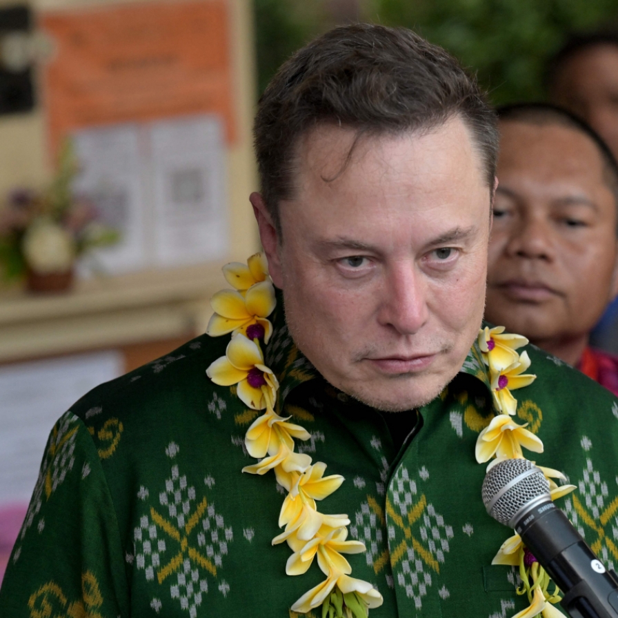 Tycoon Musk launches Starlink in Indonesia