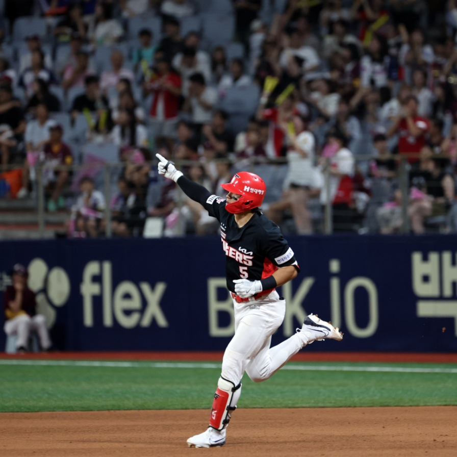 Tigers' Kim Do-yeong becomes youngest member of 30-30 club in KBO