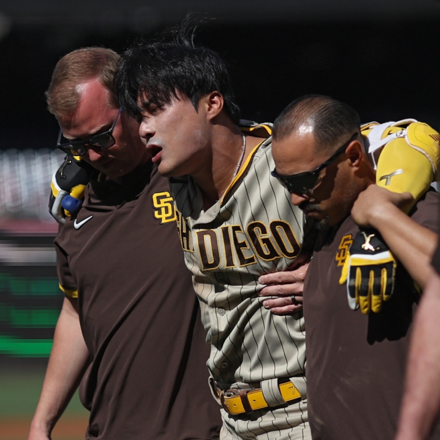 Padres' Kim Ha-seong leaves game with shoulder injury