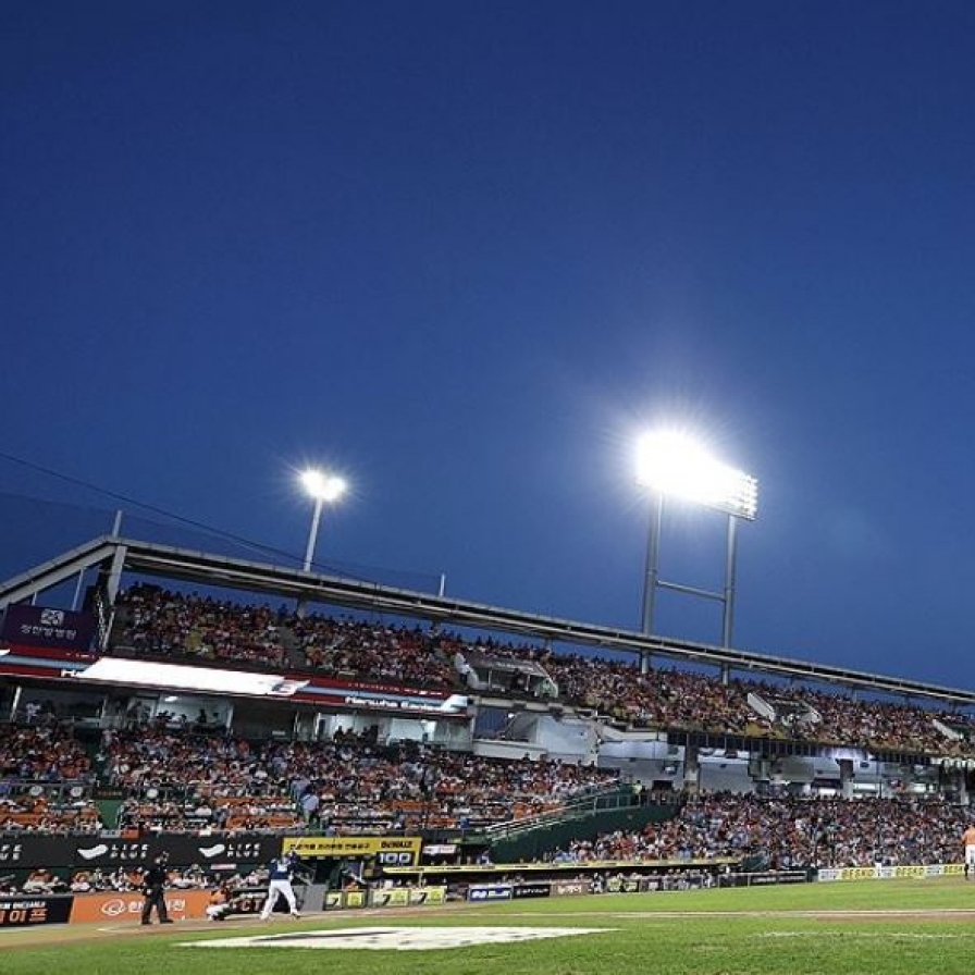 Hanwha Eagles lose final home game at oldest KBO stadium