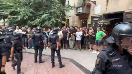 [VÍDEO] Tensió al Fossar de les Moreres: els Mossos separen Aliança Catalana dels manifestants...