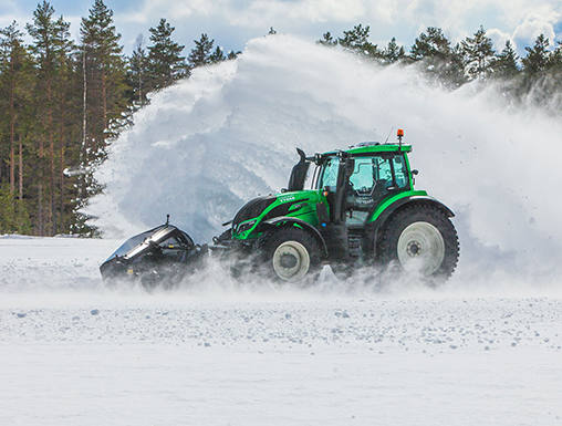 NokianTyres_Valtra_Snowrace_tsr.jpg