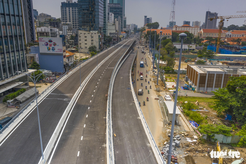 The Thu Thiem 2 Bridge section that leads to Le Duan Street in Ho Chi Minh City’s downtown District 1. Photo: Quang Dinh / Tuoi Tre