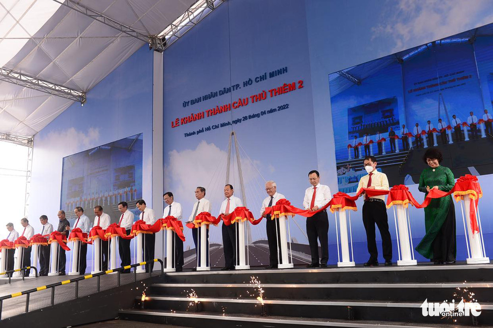 This image shows delegates of the opening ceremony for the Thu Thiem 2 Bridge cutting the ribbon to officially put the bridge in use on April 28, 2022. Photo: Quang Dinh / Tuoi Tre