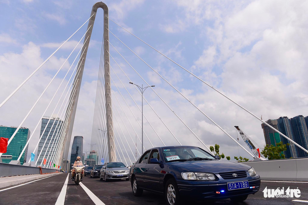 The first vehicles crossing the Thu Thiem 2 Bridge at the opening ceremony on April 28, 2022. Photo: Quang Dinh / Tuoi Tre