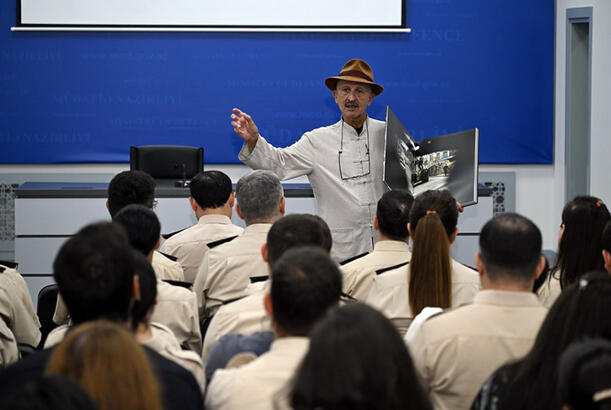 World-renowned photographer Reza Deghati holds master class on photography at Defense Ministry