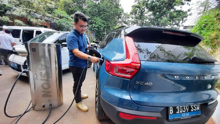 Proses Pengisian baterai mobil listrik memakai aplikasi Cas-ion. (Foto: Tempo/Kusnadi) 