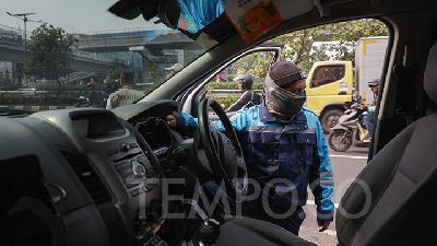 Petugas melakukan uji emisi pada kendaraan milik masyarakat di Subdit Gakkum Ditlantas Polda Metro Jaya, Jakarta, Jumat, 1 September 2023. Direktorat Lalu Lintas Polda Metro Jaya bersama Dinas Lingkungan Hidup DKI Jakarta mulai memberlakukan tilang uji emisi terhadap kendaraan roda dua dan roda empat sebagai upaya agar masyarakat ikut berkontribusi untuk mengatasi permasalahan buruknya kualitas udara di Ibu Kota. Denda sanksi tilang bagi kendaraan yang tidak lulus uji emisi sebesar Rp 250.000 bagi kendaraan motor dan Rp 500.000 bagi kendaraan mobil. TEMPO / Hilman Fathurrahman W