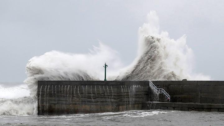 Ombak menghantam tembok pelindung Pelabuhan Pemancingan Fugang saat Topan Koinu bergerak melewati ujung selatan Taiwan, di Taitung, Taiwan 5 Oktober 2023. REUTERS/Carlos Garcia Rawlins