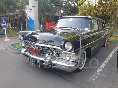 Mobil limousin Yanka  (pabrikan Unisovyet 1957) yang pernah ditumpangi Presiden Soekarno mejeng dalam gelaran Kustomfest 2023. TEMPO/Pribadi Wicaksono