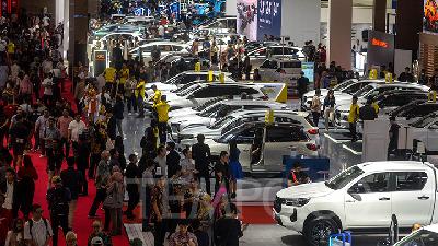 Pengunjung melihat mobil yang dipamerkan dalam Indonesian International Motor Show (IIMS) 2024 di JIExpo Kemayoran, Jakarta, Jumat 16 Februari 2024. Pameran otomotif IIMS 2024 yang berlangsung 15-25 Pebruari itu diikuti sebanyak 188 merek meramaikan IIMS 2024, termasuk diantaranya 53 merek kendaraan roda empat dan dua berbahan dasar mesin dan listrik dengan target transaksi mencapai Rp5,3 triliun. TEMPO/Tony Hartawan