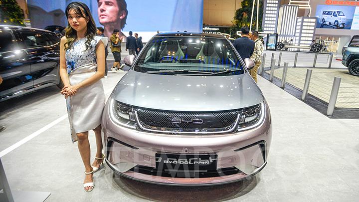 PT BYD Motor Indonesia memperkenalkan model mobil listrik Dolphin Dynamic pada pameran otomotif Gaikindo Indonesia International Auto Show (GIIAS) 2024 di Indonesia Convention Exhibition (ICE) BSD, Serpong, Kabupaten Tangerang, Banten, Kamis 18 Juli 2024. TEMPO/Tony Hartawan