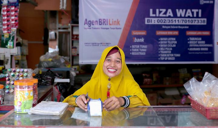 Liza Wati salah satu Agen BRILink di Indonesia. PT Bank Rakyat Indonesia (Persero) Tbk (BRI) berhasil menorehkan pencapaian bersejarah dalam kaitan perluasan layanan keuangan hingga pelosok negeri. Hal ini ditandai dengan jumlah total AgenBRILink yang mencapai 1 juta agen per 25 Juli 2024. Dok. BRILink