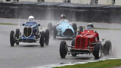 Balapan mobil klasik di Goodwood Revival yang merupakan festival balap mobil bersejarah di Goodwood, dekat Chichester, Inggris selatan, 6 September 2024. REUTERS/Toby Melville