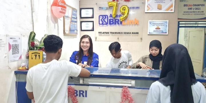 AgenBRILink milik Kursumawati saat melayani para nasabahnya. Hingga saat ini jumlah AgenBRILink mencapai 1 juta agen, mencakup kota besar hingga desa terpencil. Dok. BRI