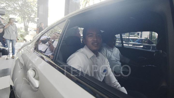 Kaesang Pangarep, dari dalam mobil yang ditumpanginya di gedung ACLC Komisi Pemberantasan korupsi, Jakarta, Selasa, 17 September 2024. TEMPO/Imam Sukamto