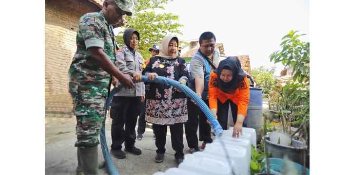 Pjs Bupati Trenggalek Dyah Wahyu Ermawati saat mendistribusikan air bersih kepada warga terdampak kekeringan di Desa Dawuhan dan Parakan, Kecamatan Trenggalek, Jumat, 27 September 2024. Dok. Pemkab Trenggalek