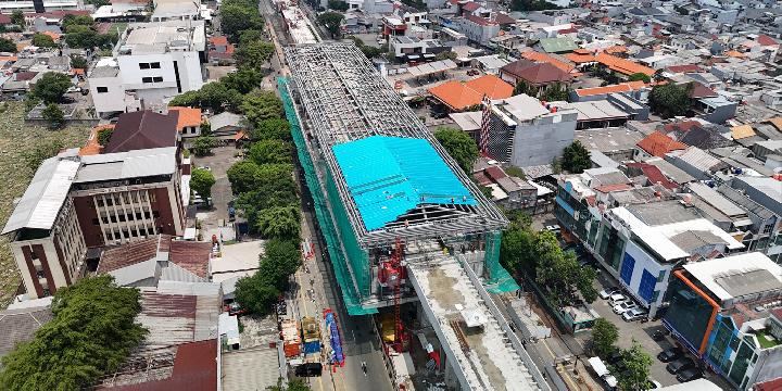 Foto udara proyek pembangunan LRT Jakarta Fase 1B dari Velodrome sampai Rawamangun. Dok. Jakpro