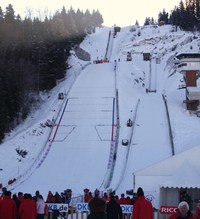 Deux tremplins de saut à ski vu de face